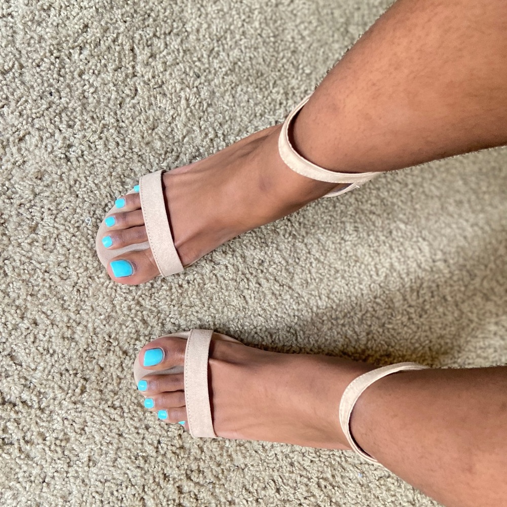 Heel for sale only worn once.